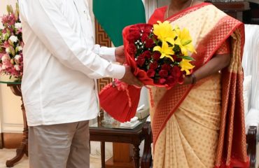 महामहिम ने माननीय राष्ट्रपति को गुलदस्ता भेंट किया।