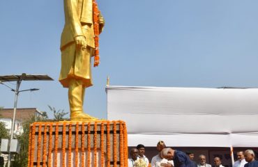 His Excellency bowed down to late Phanishwar Nath Renu on the occasion of his birth anniversary.