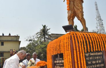 महामहिम ने शहीद जुब्बा साहनी को श्रद्धांजलि अर्पित की।