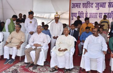 कार्यक्रम में अन्य गणमान्य व्यक्तियों के साथ महामहिम।