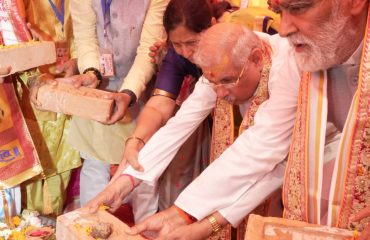 जीर्णोद्धार का शिलान्यास करते महामहिम।