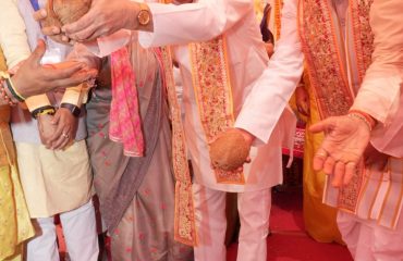 महामहिम अनुष्ठान की तैयारी कर रहे हैं।