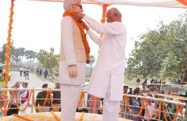 His Excellency paying floral tribute to the ststute of Jaiprakash Narayan.