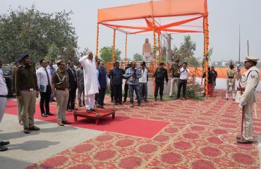 महामहिम को गार्ड ऑफ ऑनर दिया गया।