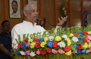 महामहिम लोगों को संबोधित कर रहे हैं।