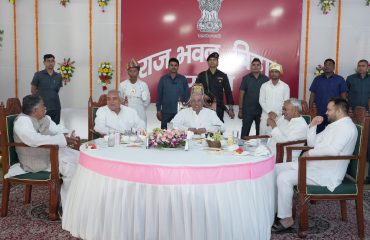 महामहिम गणमान्य व्यक्तियों के साथ।