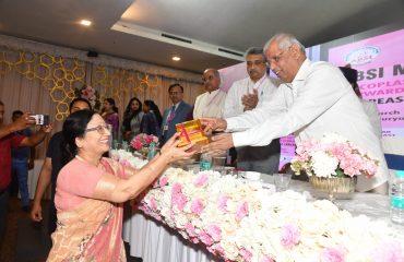 डॉक्टर्स को सम्मानित करते महामहिम।