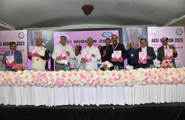 पुस्तक का अनावरण करते महामहिम।