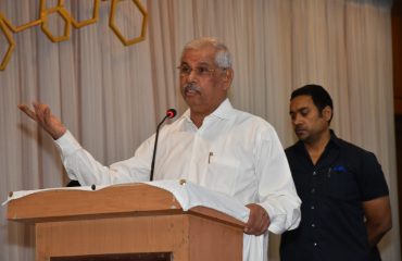 समारोह में लोगों को संबोधित करते हुए महामहिम।