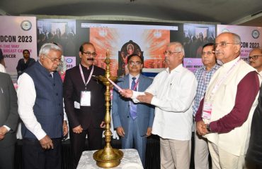His Excellency performing Deep Prajawalan.