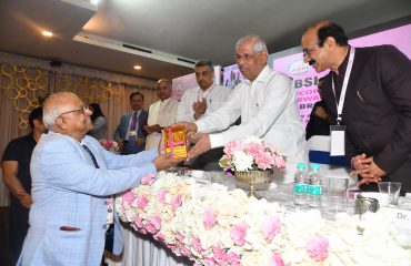 डॉक्टर्स को सम्मानित करते महामहिम।