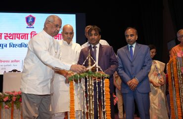महामहिम दीप प्रजावलन द्वारा कार्यक्रम का उद्घाटन करते हुए।