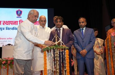 महामहिम दीप प्रजावलन द्वारा कार्यक्रम का उद्घाटन करते हुए।