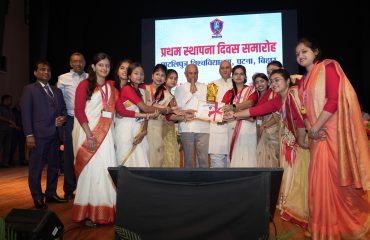 विद्यार्थियों को सम्मानित करते महामहिम