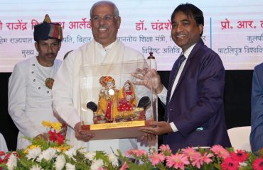 कुलपति द्वारा महामहिम का स्वागत किया गया ।