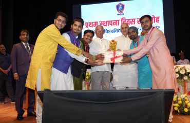 विद्यार्थियों को सम्मानित करते महामहिम