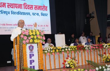 समारोह में लोगों को संबोधित करते हुए महामहिम।