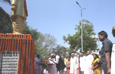 महामहिम ने डॉ. राम मनोहर लोहिया को श्रद्धांजलि अर्पित की।