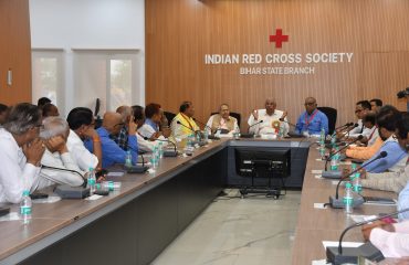 रेडक्रॉस भवन में बैठक की अध्यक्षता करते महामहिम।