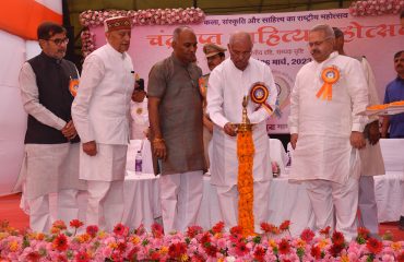 महामहिम दीप प्रज्वलन कर कार्यक्रम का उद्घाटन करते हुए।
