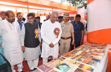 महामहिम पुस्तक स्टालों का दौरा करते हुए