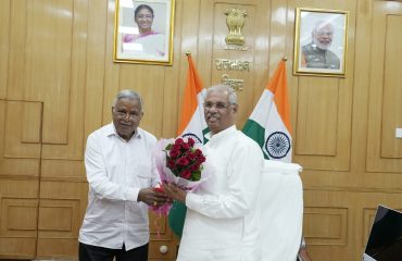 डॉ. आर.एन. सिंह ने महामहिम से शिष्टाचार मुलाकात की।