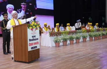 कार्यक्रम में छात्रों को संबोधित करते महामहिम।