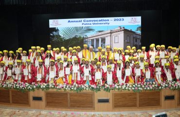 यूनिवर्सिटी टॉपर्स के साथ महामहिम।