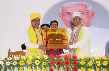 दीक्षांत समारोह में कुलपति पटना विश्वविद्यालय ने महामहिम का स्वागत किया।