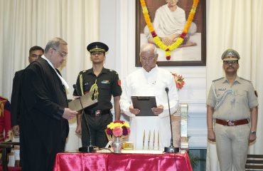 महामहिम ने न्यायमूर्ति श्री कृष्णन विनोद चंद्रन को पटना उच्च न्यायालय के माननीय मुख्य न्यायाधीश के रूप में शपथ दिलाई।