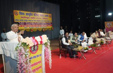 समारोह में लोगों को संबोधित करते हुए महामहिम।