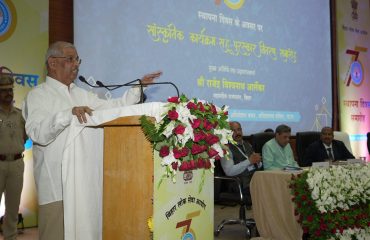 कार्यक्रम में लोगों को संबोधित करते महामहिम।
