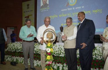 महामहिम दीप प्रज्वलन की रस्म अदा कर कार्यक्रम का उद्घाटन करते हुए।