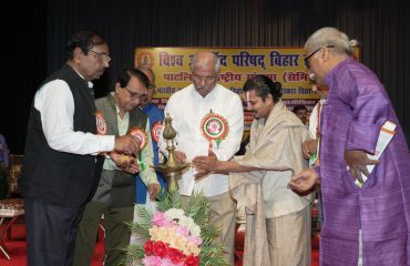 महामहिम दीप प्रज्वलन की रस्म अदा कर कार्यक्रम का उद्घाटन करते हुए।