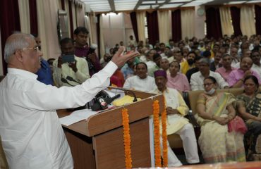 विधान परिषद के सदस्यों को संबोधित करते महामहिम।