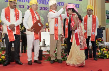 विद्यार्थियों को सम्मानित करते महामहिम।