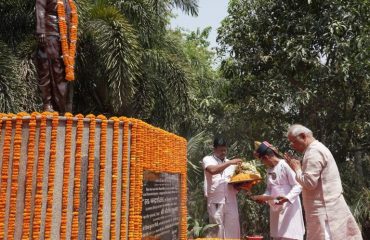 His Excellency bowed down to Late Chandrashekhar on the occasion of his birth anniversary.