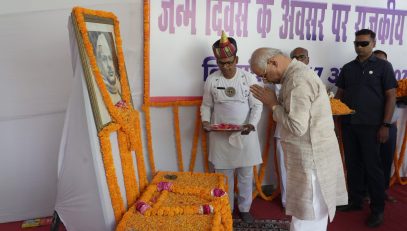 His Excellency bowed down to Late Vinodanand Jha on the occasion of his birth anniversary.