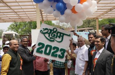 कार्यक्रम में महामहिम ने उद्घाटन गुब्बारे का विमोचन किया।