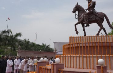 His Excellency bowed down to Veer Kunwar Singh on the occasion of Vijay Diwas.