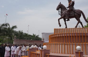 His Excellency bowed down to Veer Kunwar Singh on the occasion of Vijay Diwas.
