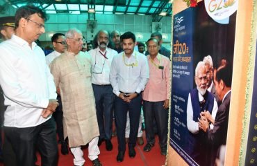 His Excellency observing the presentation stalls depicting the journey of Mann Ki Baat.