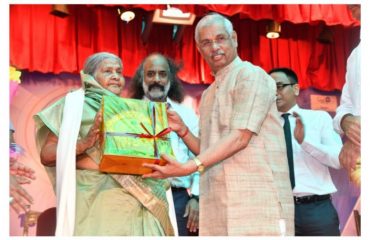 His Excellency felicitating Padmashri awardees and Mann ki Baat inspiring icons at the event.