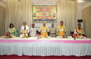His Excellency unveiled the book Jeevan Geeta-Bhagvat Geeta Me Jotisya Gyan.