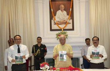 महामहिम ने त्रैमासिक पत्रिका राजभवन संवाद का विमोचन किया।