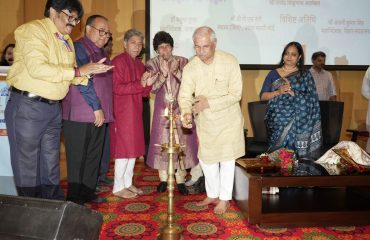 महामहिम ने दीप प्रज्वलन द्वारा कार्यक्रम का उद्घाटन किया।