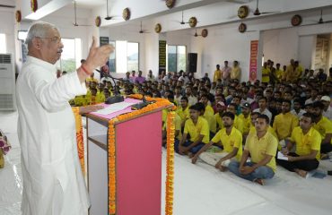 कार्यक्रम में युवाओं को संबोधित करते महामहिम।