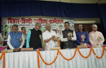 महामहिम दीप प्रज्वलन की रस्म अदा कर कार्यक्रम का उद्घाटन करते हुए।