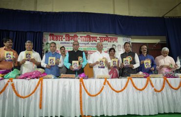 महामहिम ने 121 लघु कथाएँ पुस्तक का अनावरण किया।