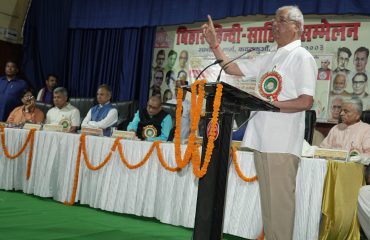 समारोह में लोगों को संबोधित करते हुए महामहिम।
